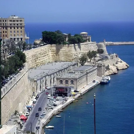 Salina With Private Balcony * Naxxar